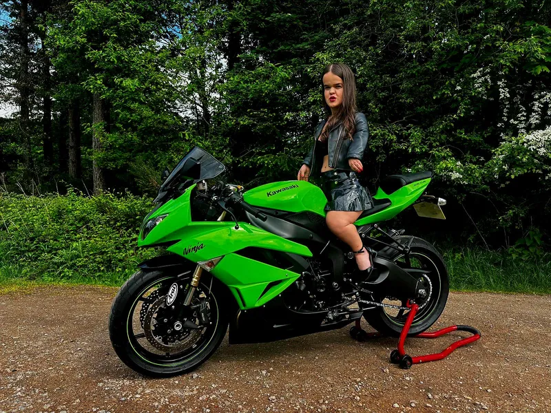 Thumbnail Join the Fun Ride with Dwarfglamourmodel | funsized