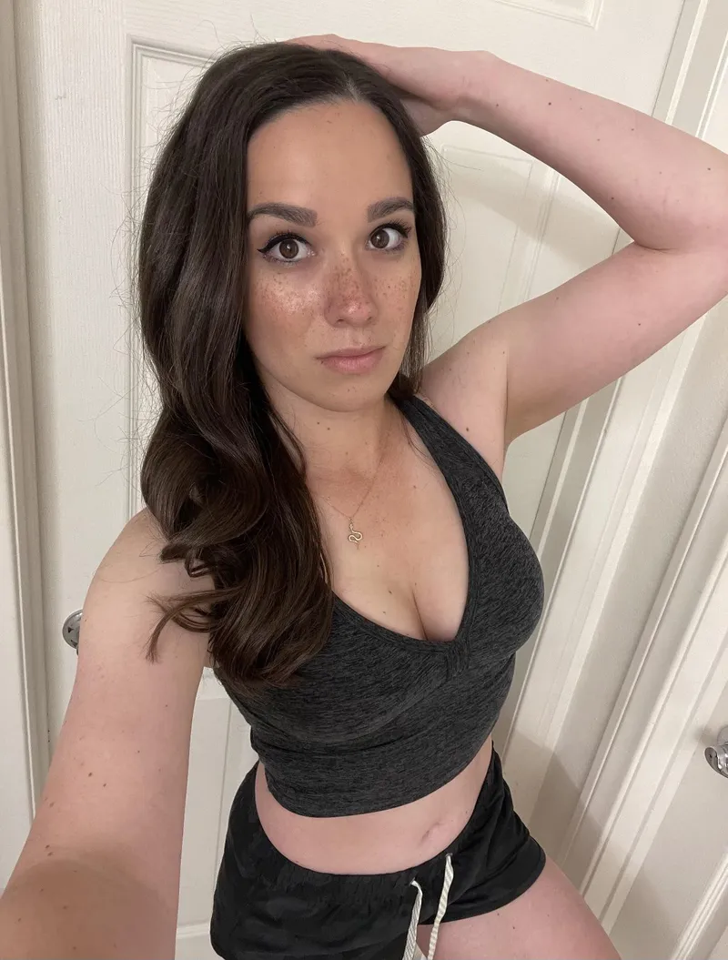 Thumbnail AlanaAraya's Sunshine Adventure with Croptopgirls