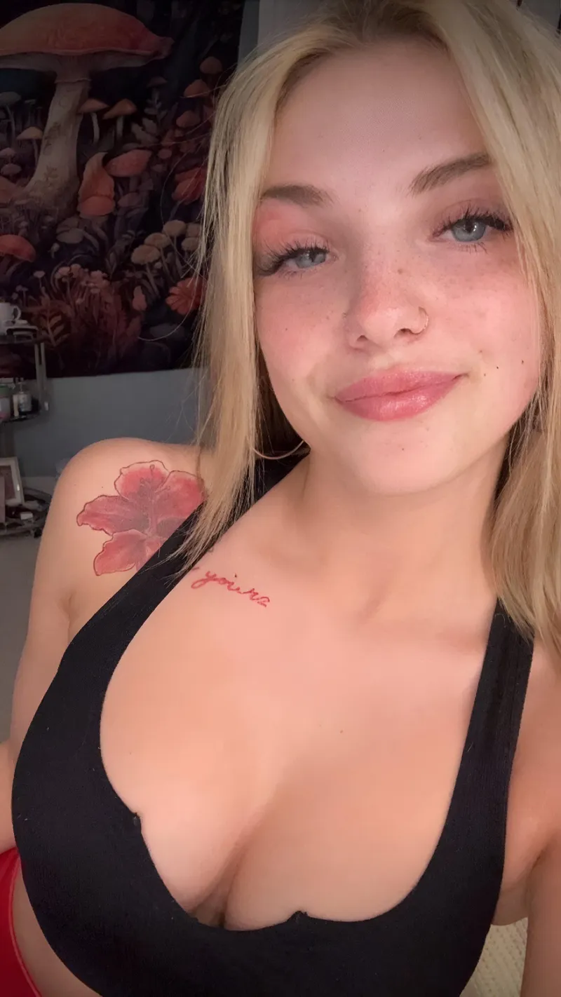 Thumbnail Letii1117's Close-Up Selfie: [19f] in a Croptop