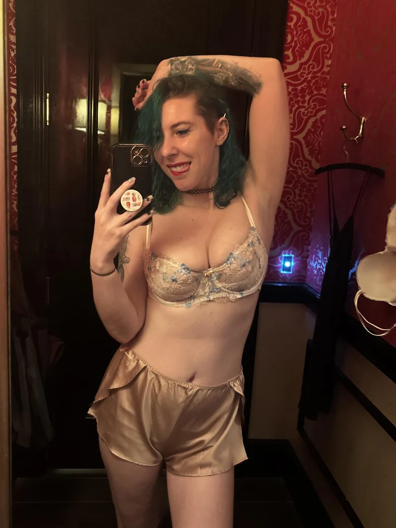 Thumbnail sirenskiss3's Fitting Room Story: Petite Highlights on InstagramHotties