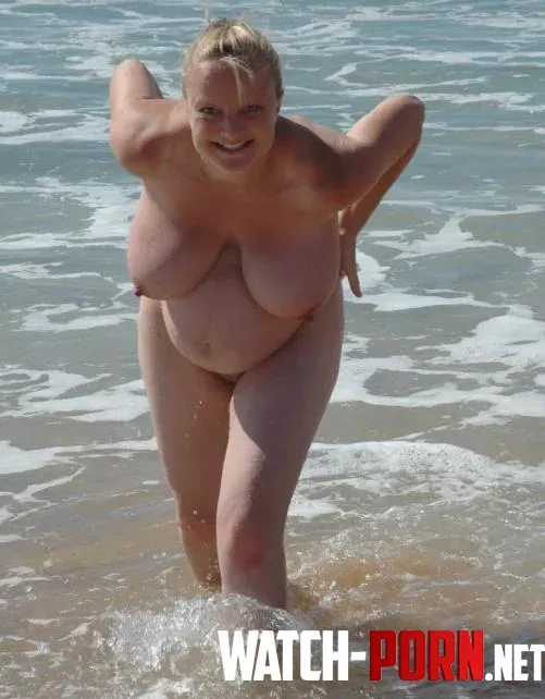 Wouaaaaa gorgeous milf at beach by Green-Salary9555