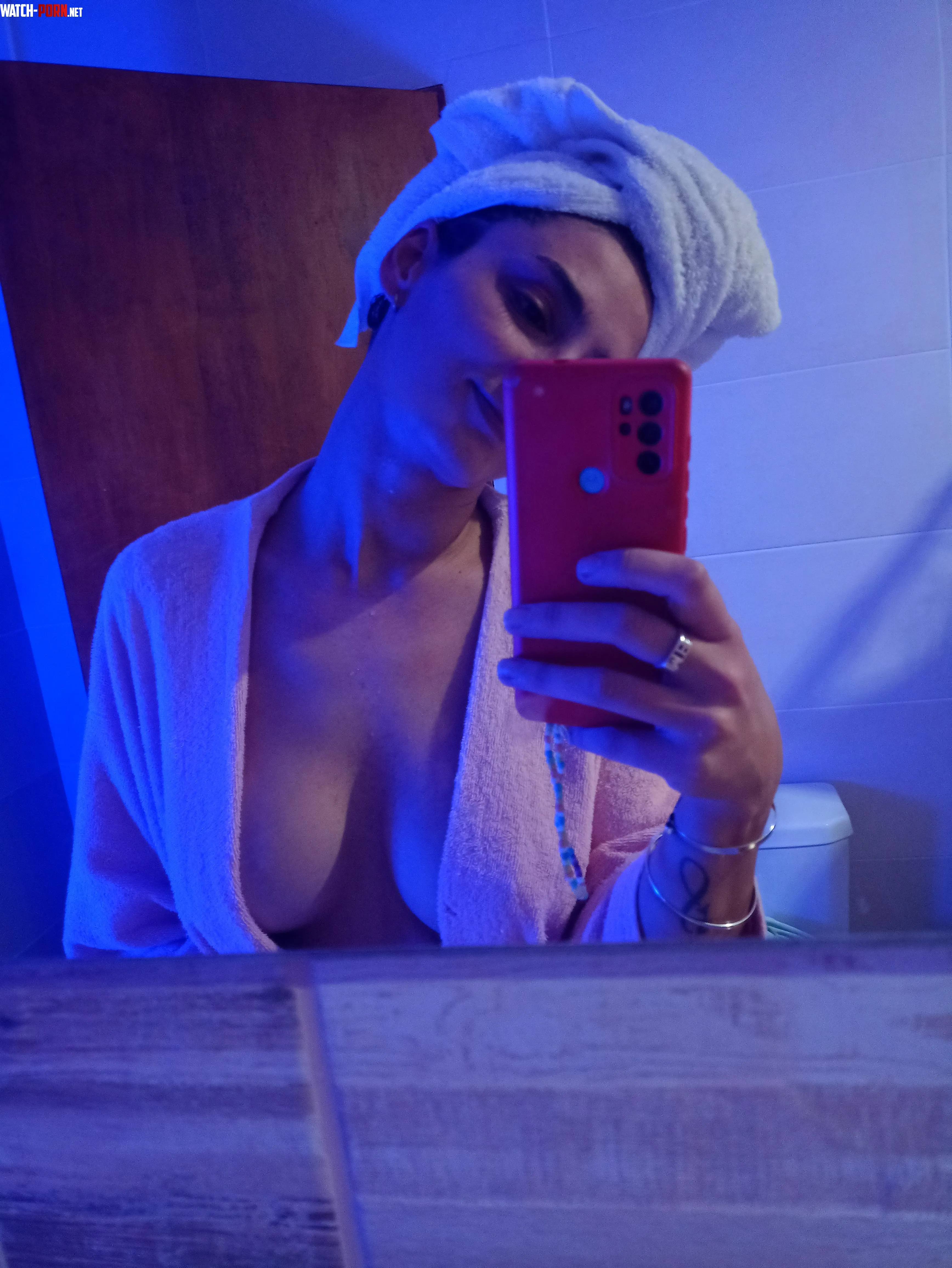 Relaxed after my shower… by Maguileee