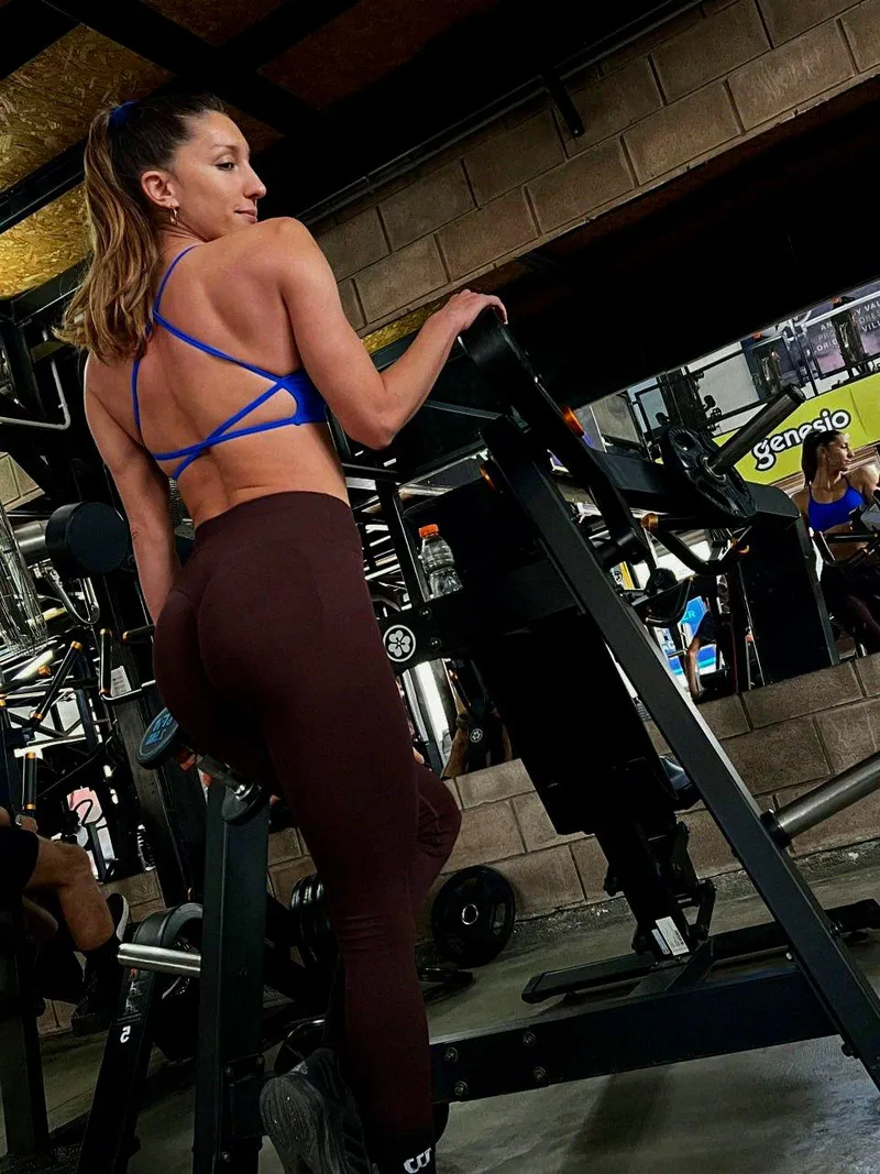 Thumbnail jessicaa_fit's Jogging Adventures: Spreading Smiles in Leggings