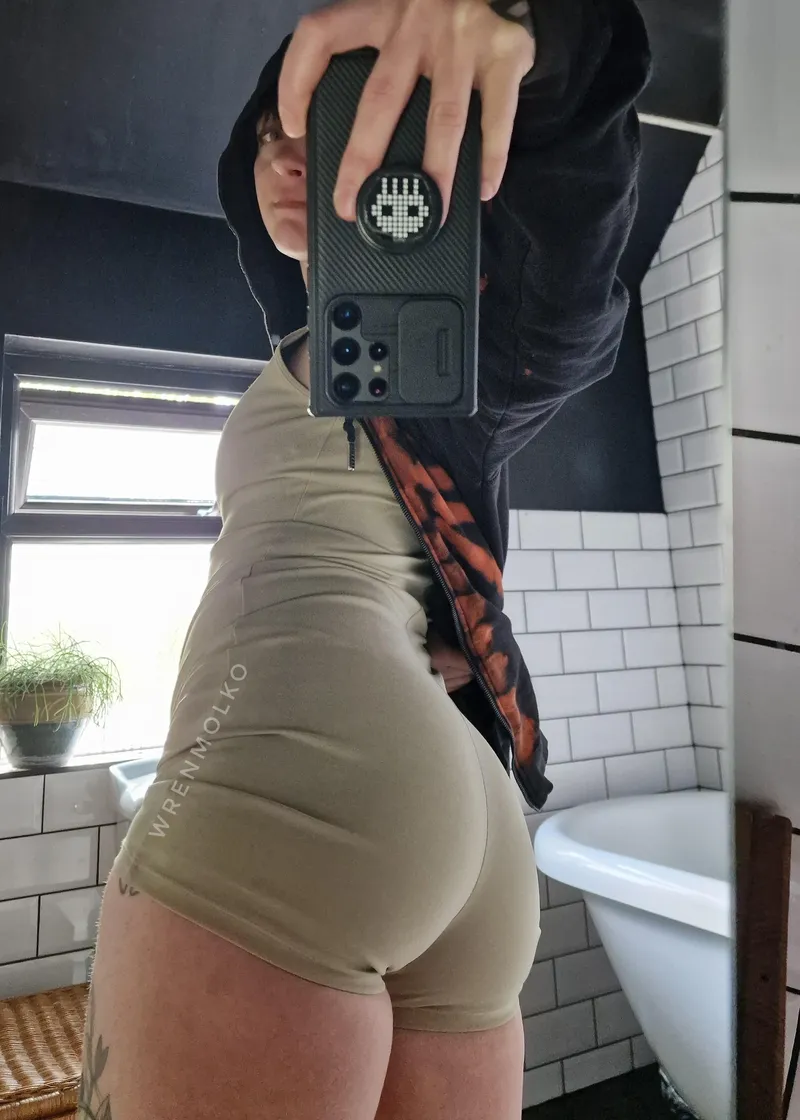 Thumbnail This jumpsuit keeps riding up over my big mommy thighs by mistermissus86
