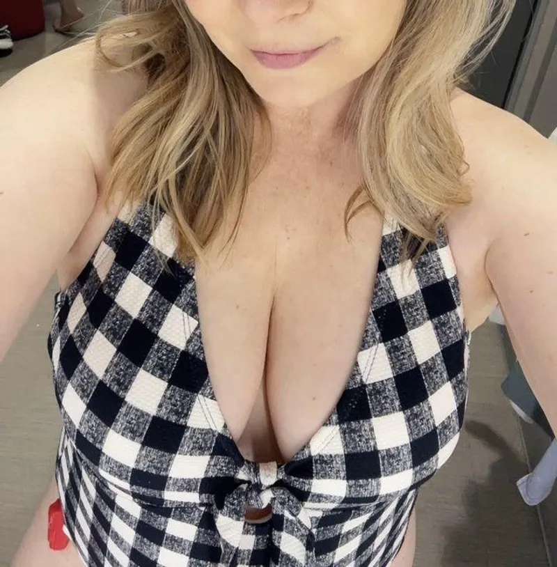 Thumbnail CougarMarie's Love Affair: Embracing the Fits of Cleavage