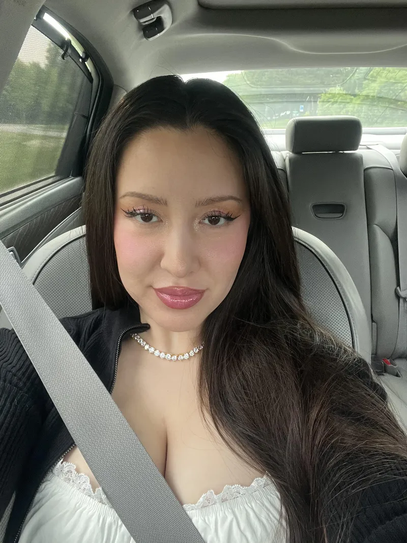 Thumbnail Melmelmellly's Tease: just A Hint of Cleavage - A Subtle Elegance