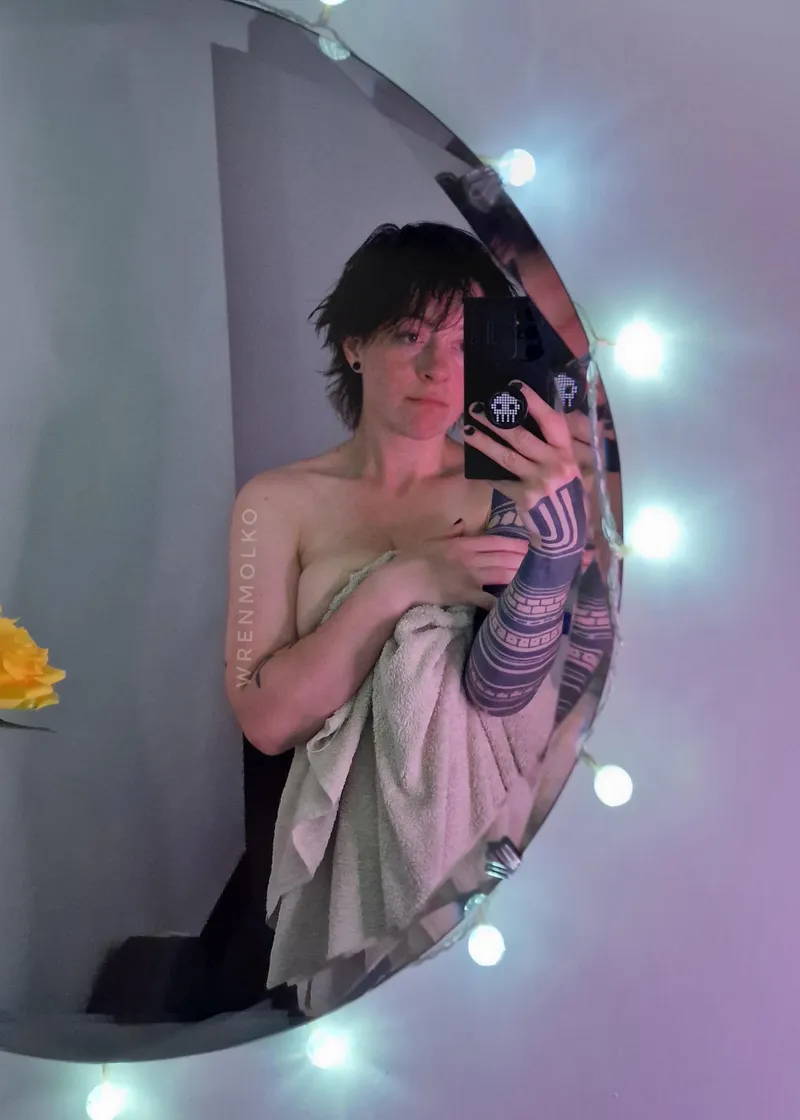 Thumbnail Post-Bath Freshness: Selfie Time for This Gorgeous MILF