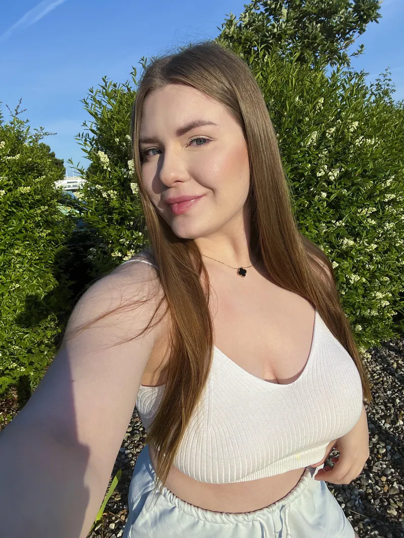 Thumbnail Stay Stylish on Your Walk with Perfect Top Picks and sneezymacaron