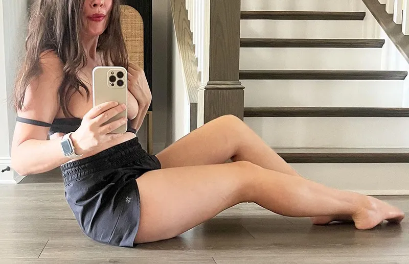 Thumbnail NicoleFlowers67's Arrangement: Showing Off with Hands and Mouth - Handbra Feature