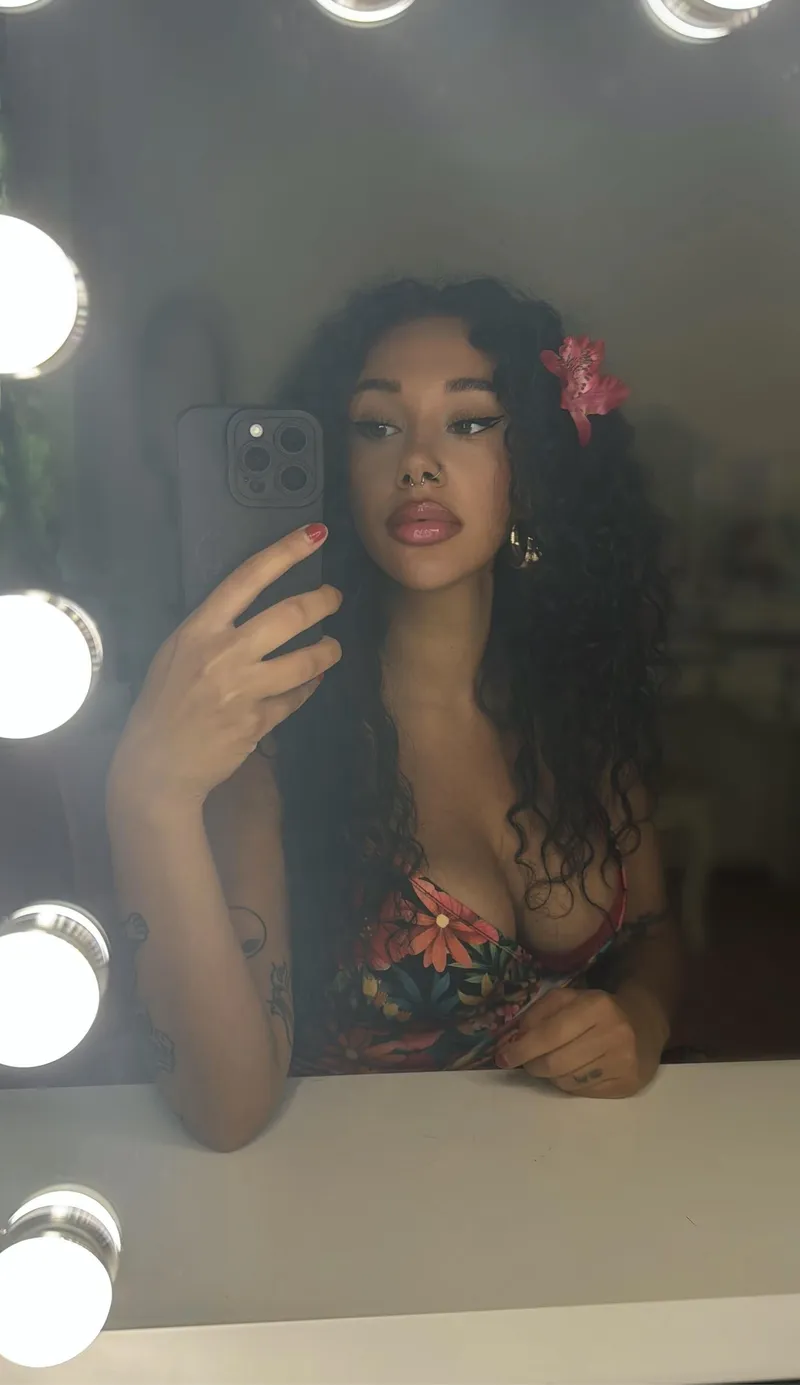 Thumbnail Lucia__Diaz Presents: @realelectriclady | InstagramHotties Unleashed