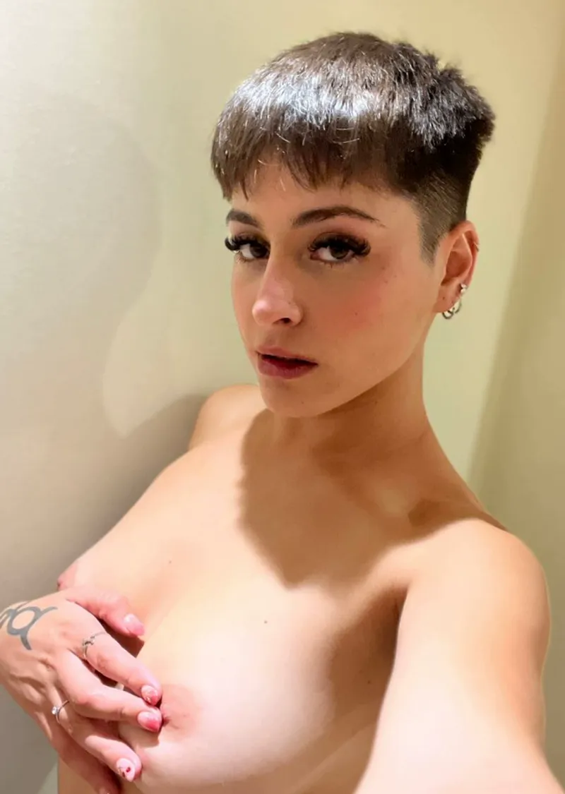 Thumbnail Unveiling a Latina Beauty: Is She Your Dream Girl?