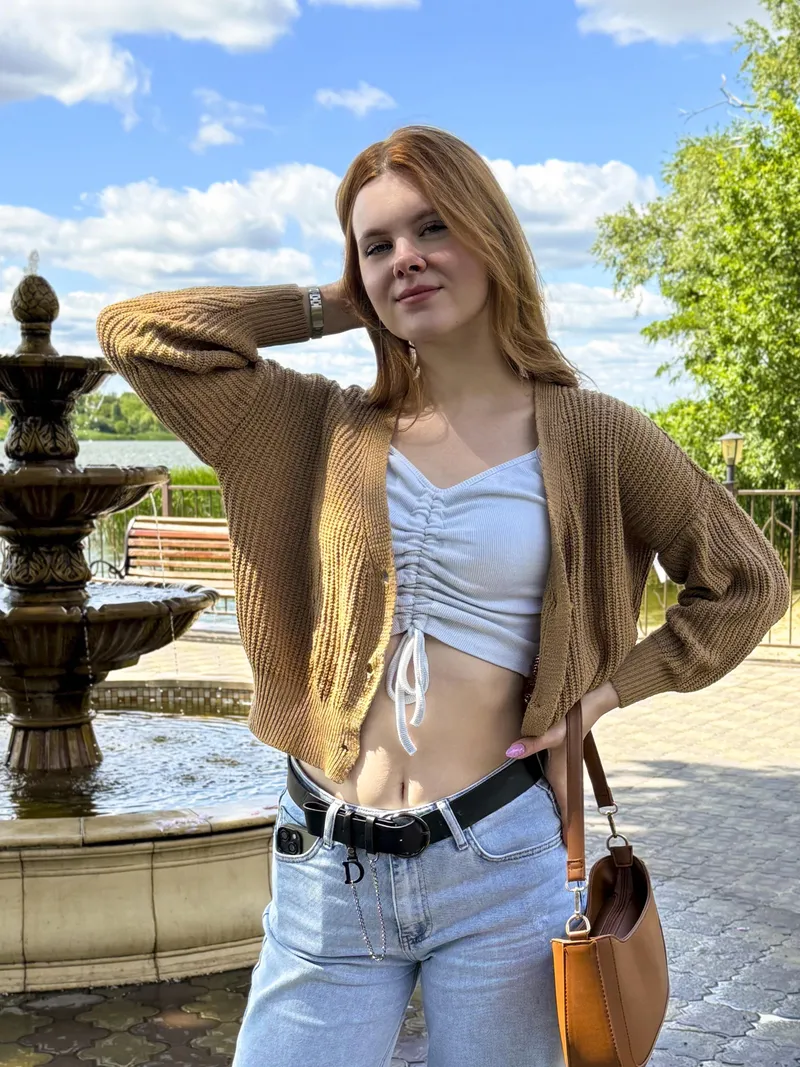 Thumbnail Wobblytart Shows Off Tummy After Walk | croptopgirls