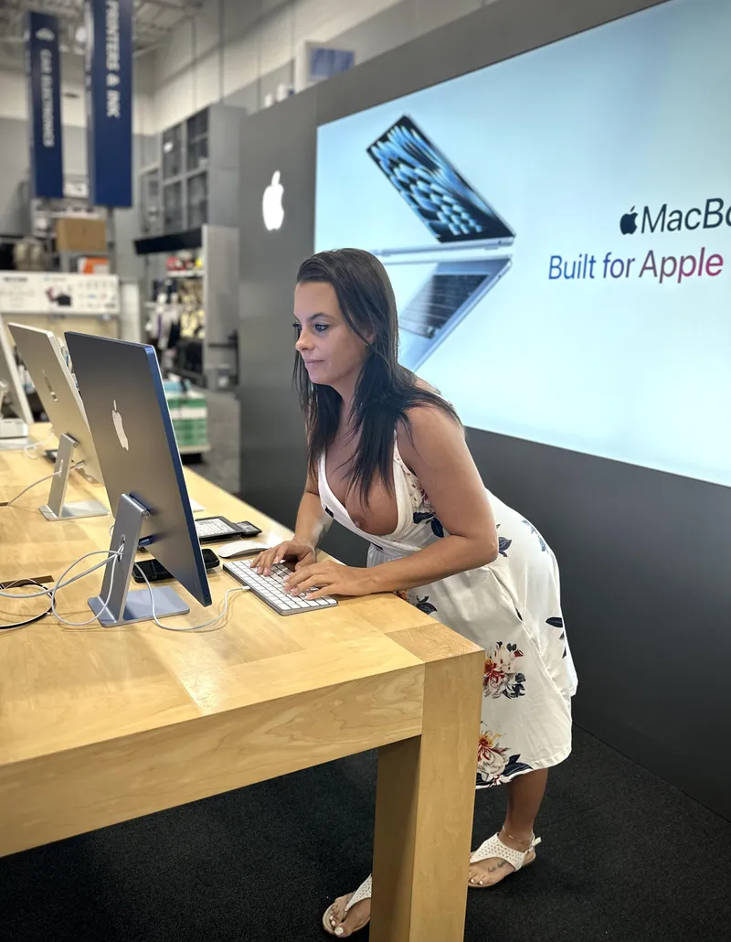 Thumbnail Boob Slip Drama at Best Buy Revealed by Kinzdm3