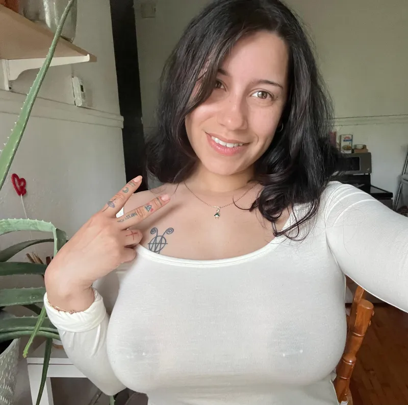 Thumbnail Angelic Braless Fashion: A Serene Look | vymysela