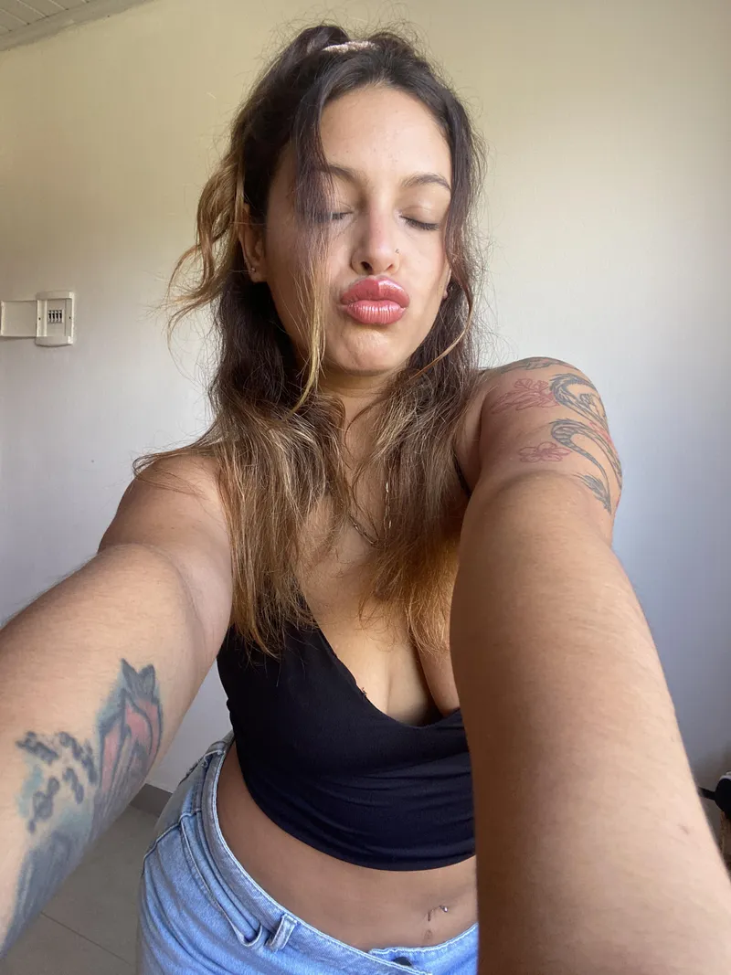Thumbnail doceminina's Pouting Charm: I Give You a Kiss on the Head