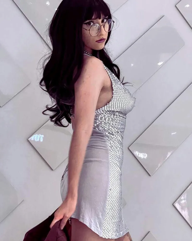 Thumbnail Breathless in a Tight Dress: Fashion Dilemma | Author: smileyimlookin