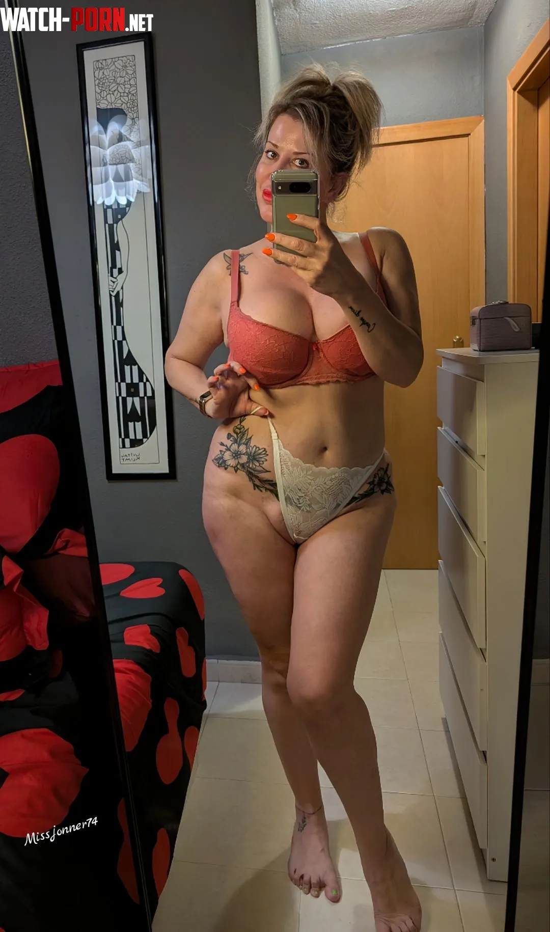 Born in 74, curvy mom by missjonner74