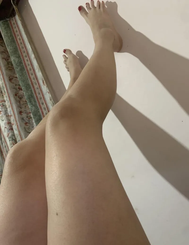 Thumbnail Legs at Rest: Photo Series by estrellitafugazz