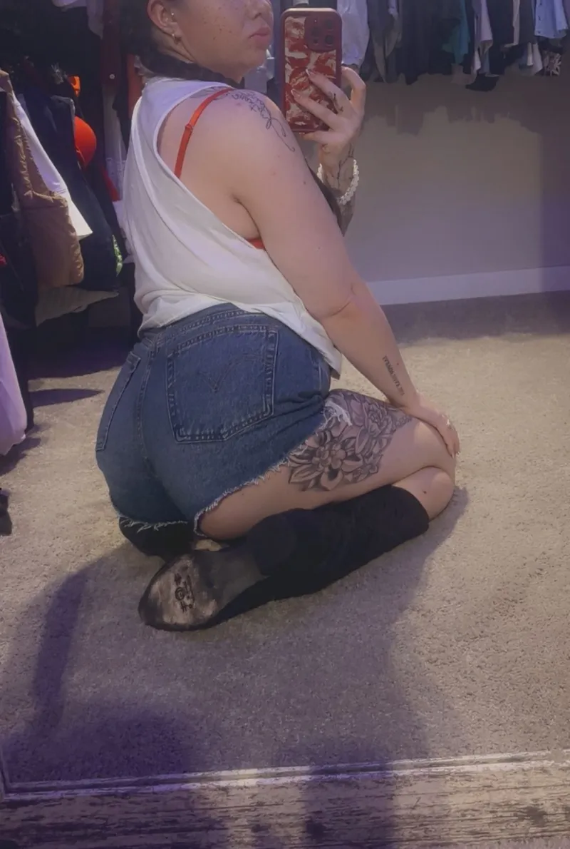 Thumbnail Hungrylikethe_Wolf Dons Daisy Dukes and Cowgirl Boots