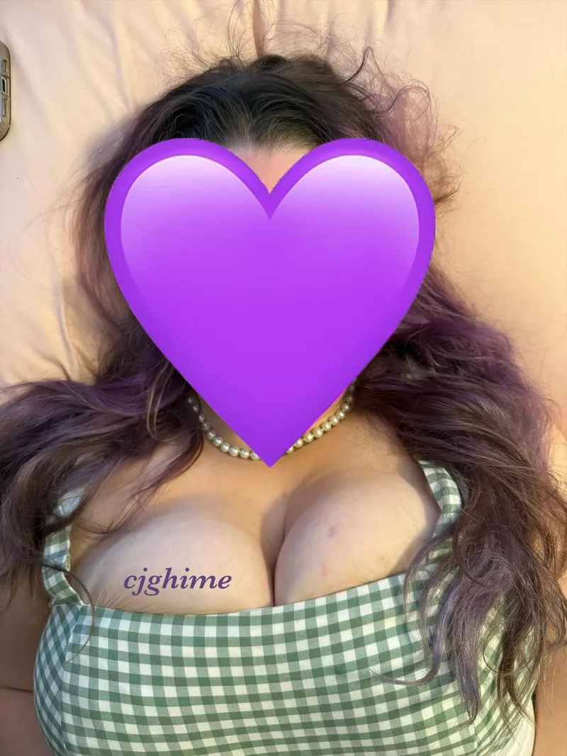 Thumbnail cjghime's Blink-Worthy Cleavage: A Stylish Unveil | mycleavage