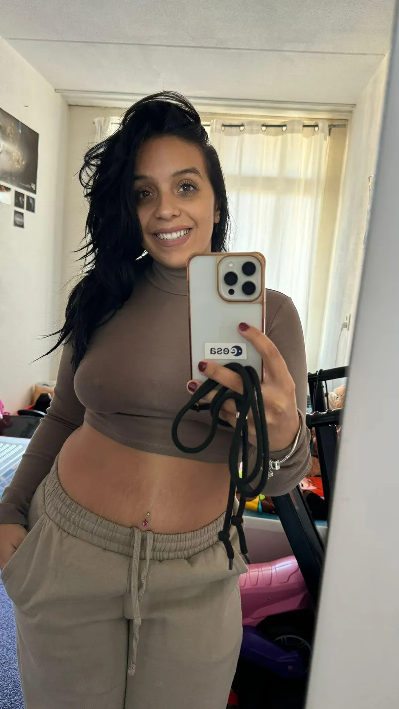 Thumbnail Captivating Insights: 'I Love Taking Pictures of Myself' - Galadriel69_