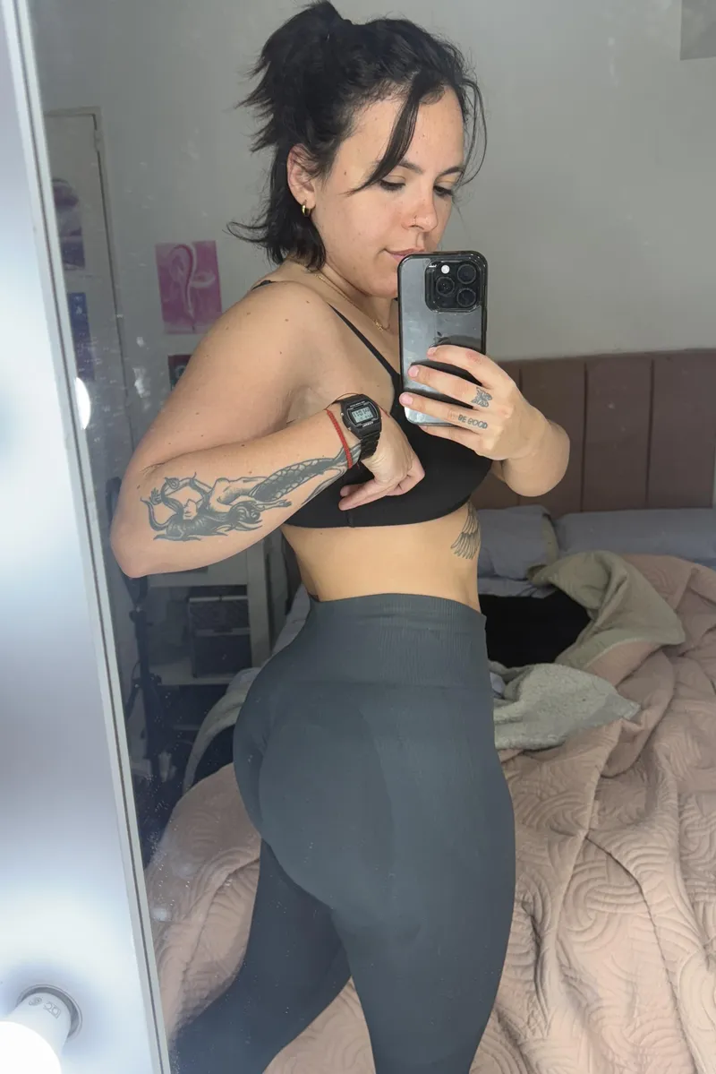 Thumbnail Some_Bodybuilder2953 says 'Hello There' in Leggings