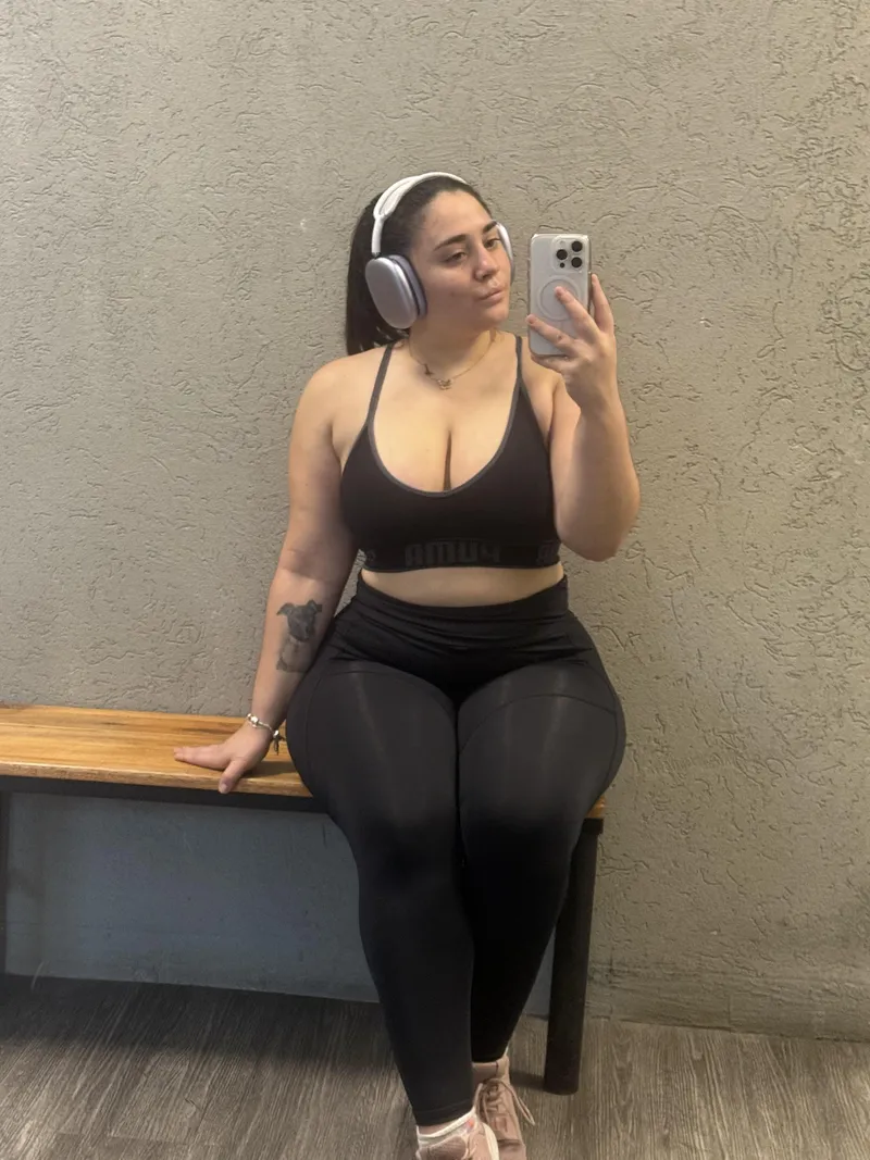 Thumbnail Wrapped in Elegance: A Visual Feast for Leggings Enthusiasts