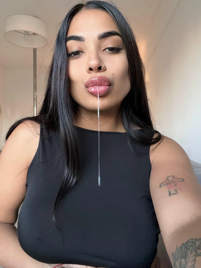 Thumbnail Delve into Thirsty Desires with Model23 in spitfetish