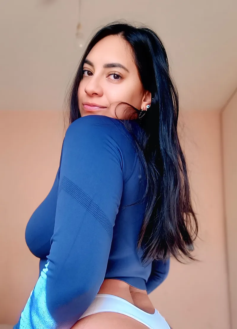 Thumbnail Ultimate Comfort: Enjoying the Perfect Crop Top