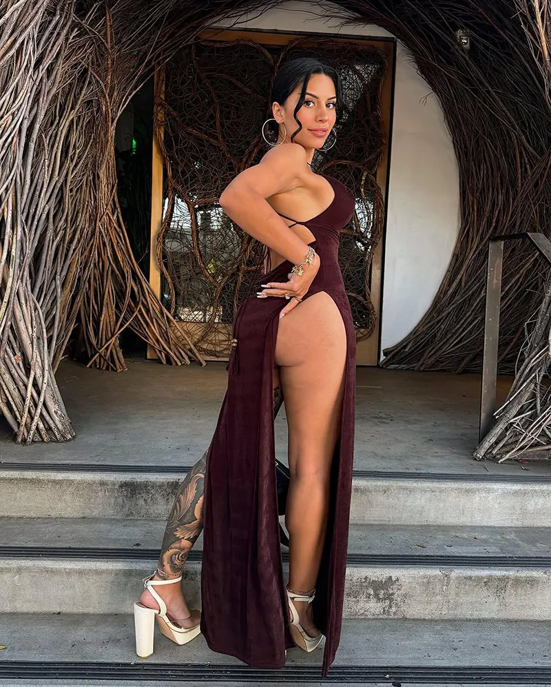 Thumbnail Mediocre-Trainer-270's Dilemma: To Reveal More in tightdresses