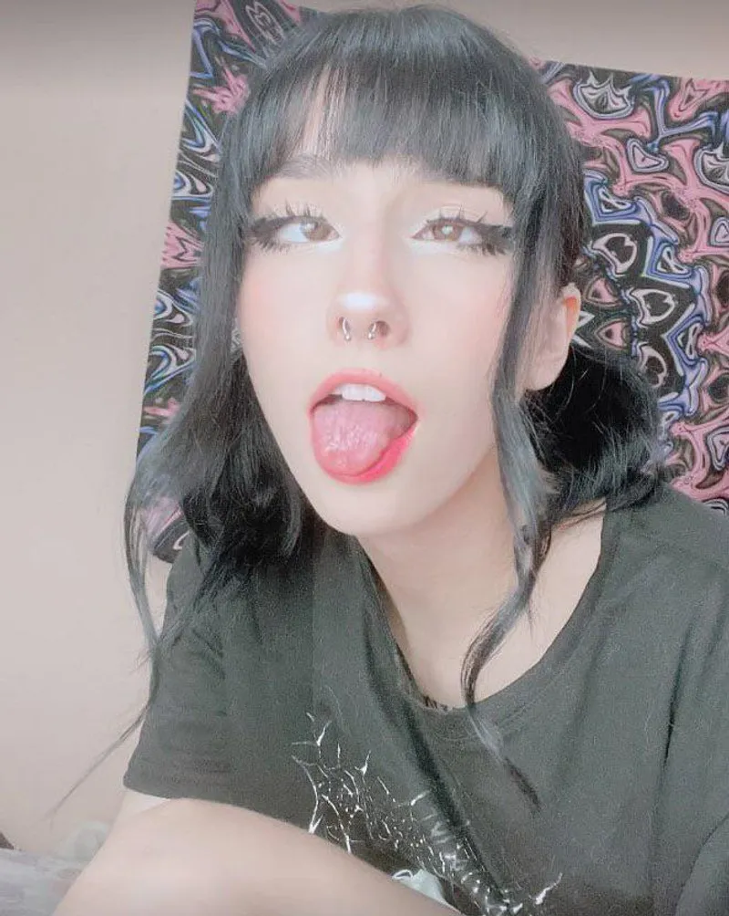Thumbnail Adorable Yet Alluring: smileyimlookin's Cute Confession
