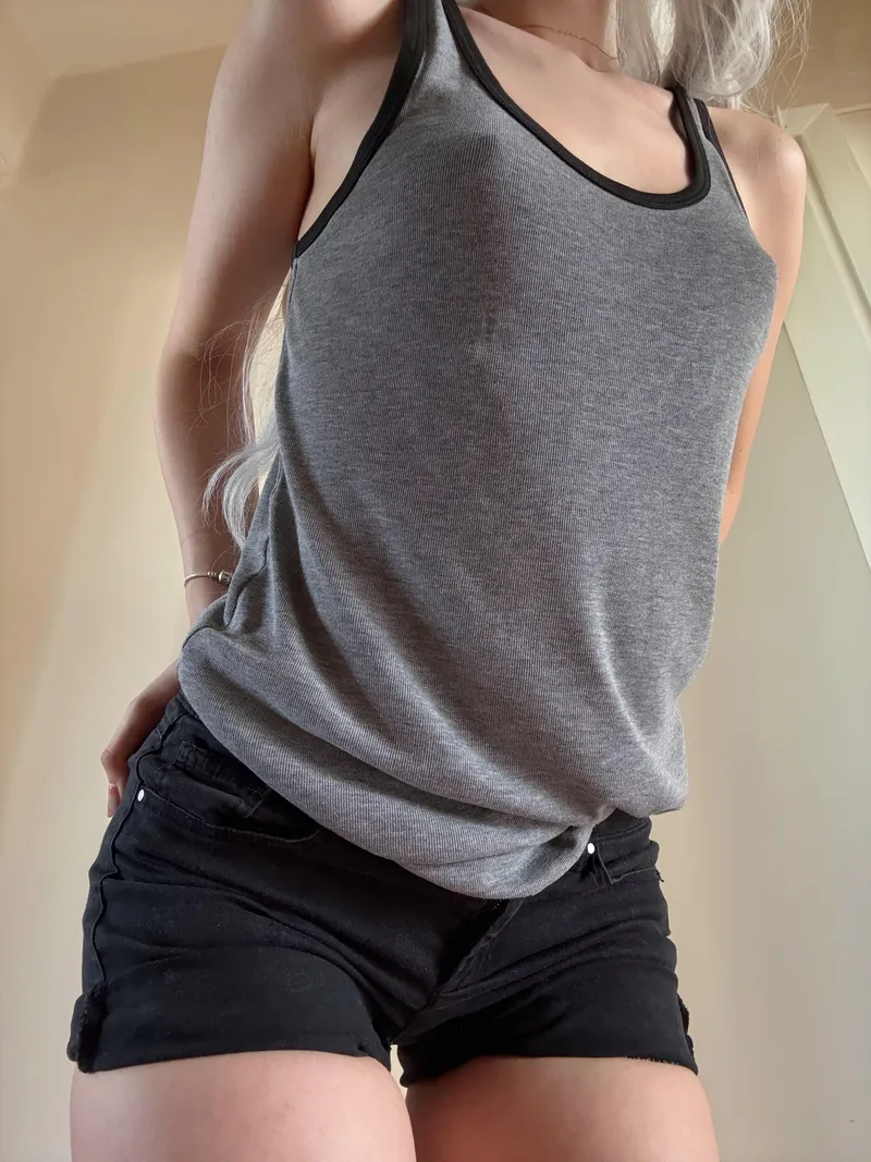 Thumbnail Me and My Favorite Top: Simple and Braless with Medium_Patience9816