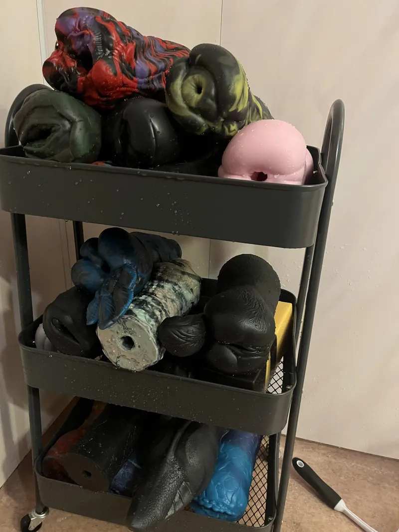 Thumbnail V_U-098_uio Shines on Cleaning Day in the BadDragon world