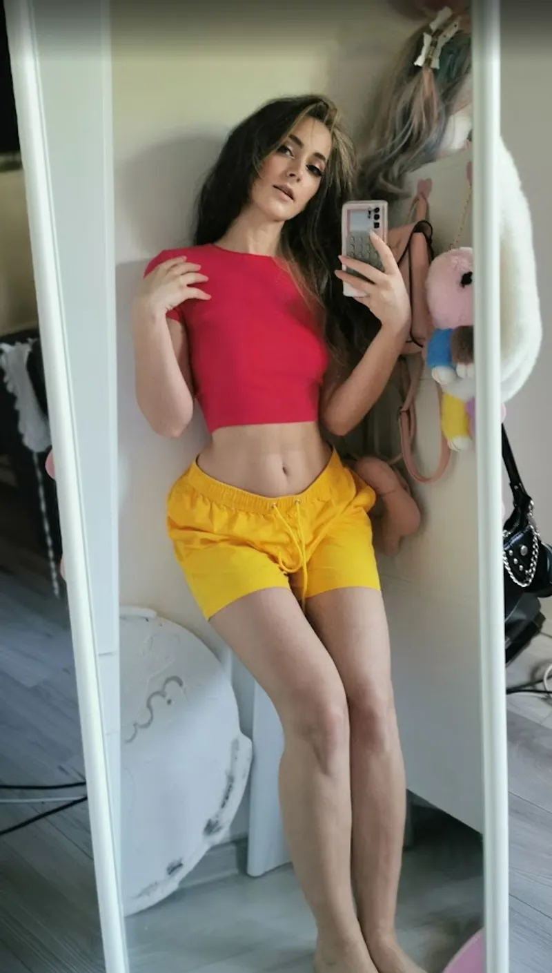 Thumbnail Chic Crop Top Selfie: A Fashionable Moment