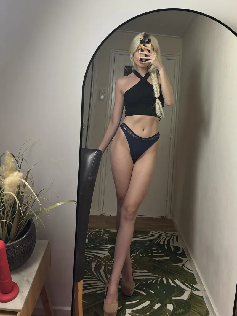 Thumbnail Endless Legs: LanaPeaches__'s Definition of Limb Beauty