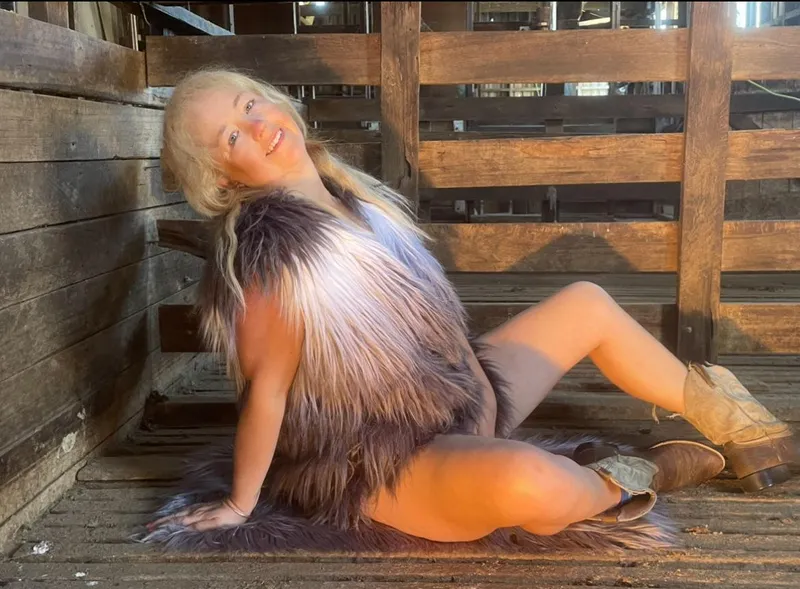 Thumbnail Enchanting Farm Beauty: AussiegirlOF's Curvy Portrait