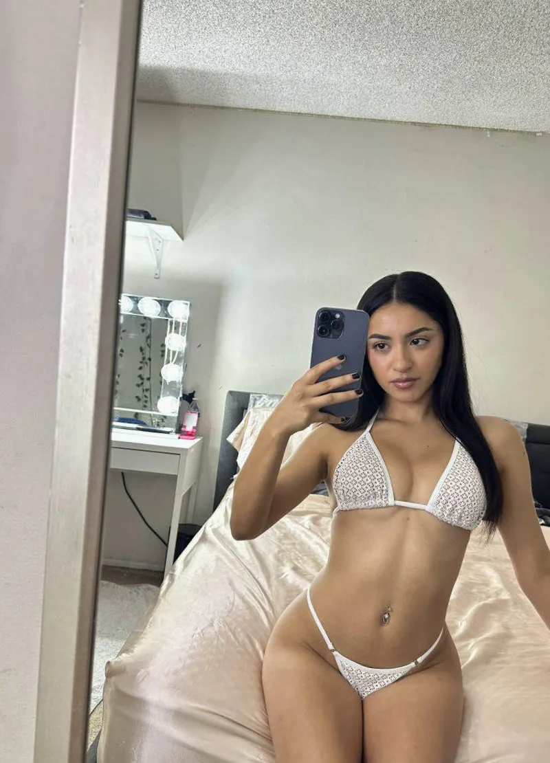 Thumbnail laurel-lori's Bikini Marvel: A Display of Stunning Beauty