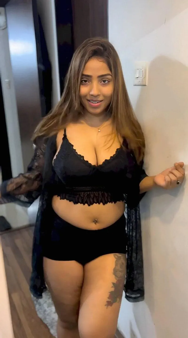 Thumbnail Exploring Aayushi Jaiswal's Curves | Thighs