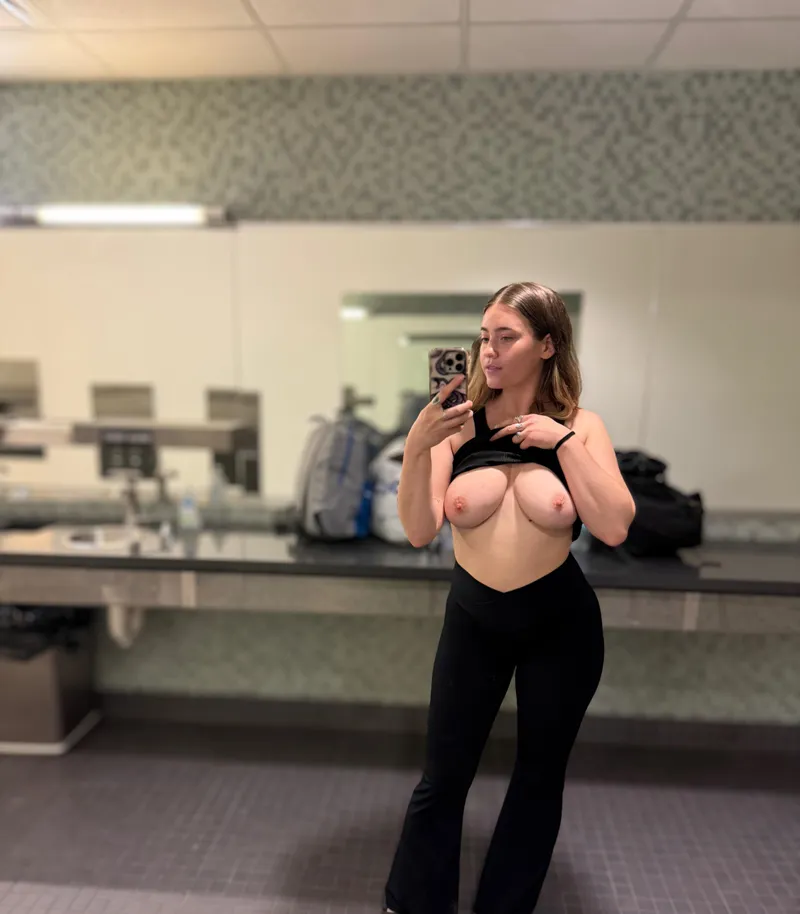 Thumbnail babyyraisin's Museum Confessions: Bathroom Mirrors and Decisions