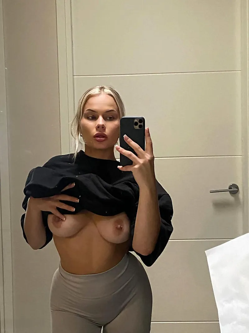 Thumbnail rosyclarabelle's Gym Reflections: A Quick MirrorSelfie Moment