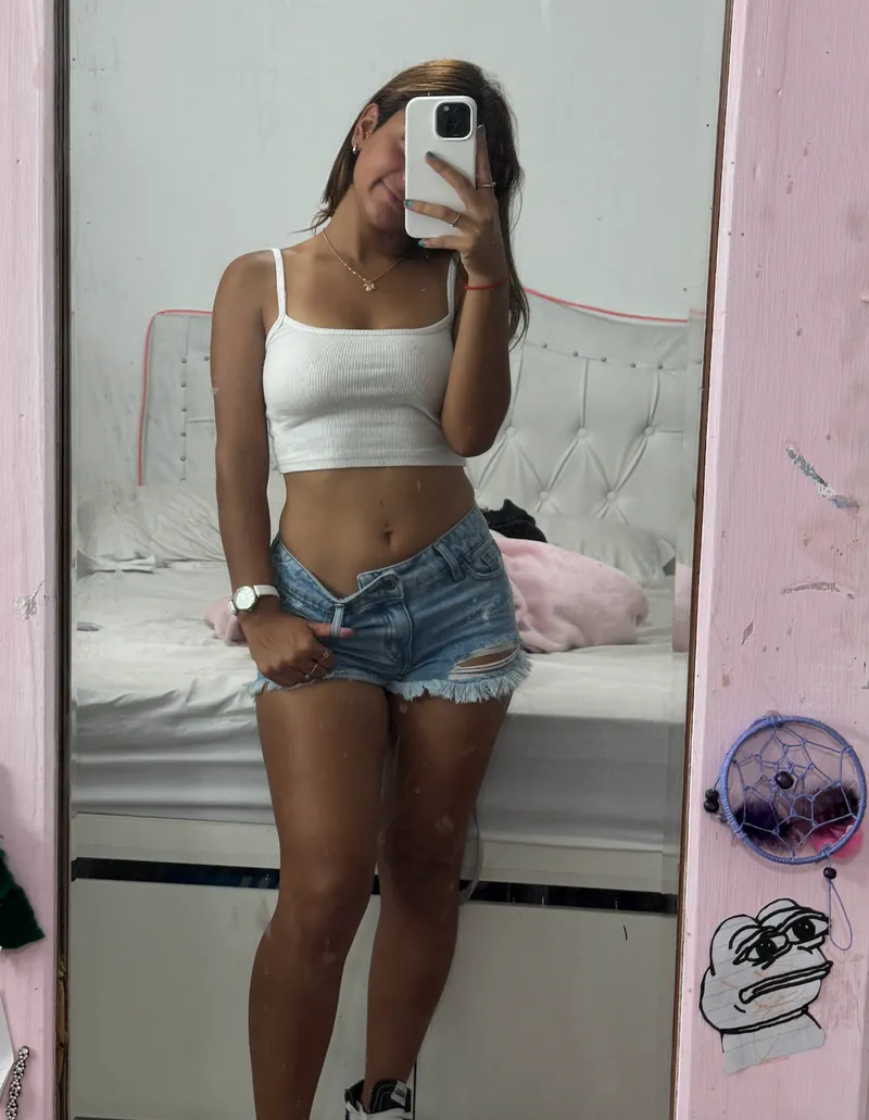 Thumbnail malekhoussam's Basic Selfie in Almost Clean Mirror for MirrorSelfie