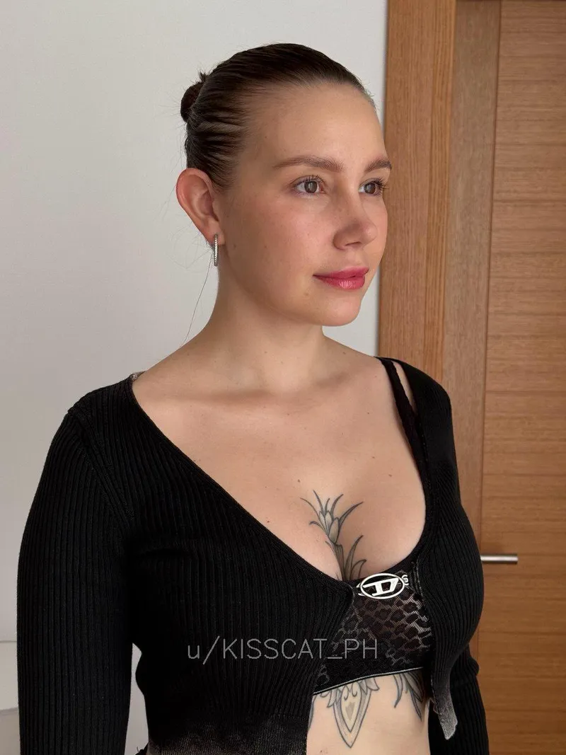 Thumbnail Sensual Seduction in a Crop Top | kisscat_ph's Tempting Style