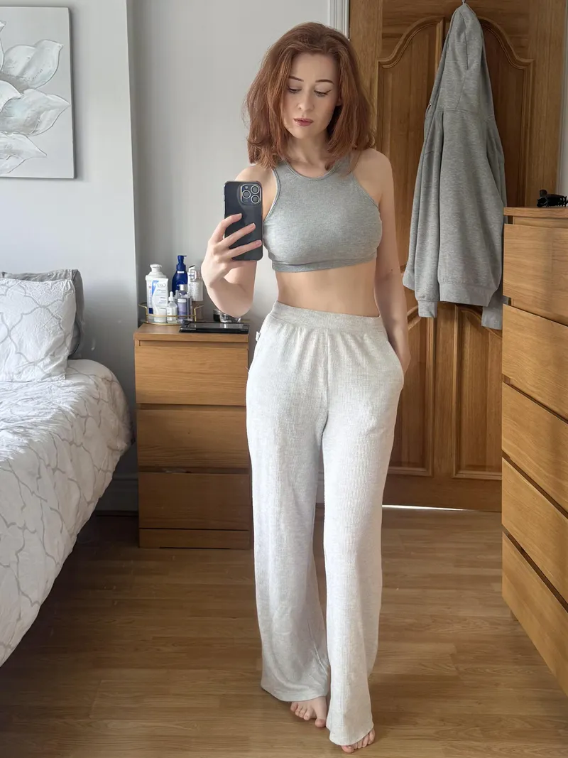 Thumbnail Comfy & Stylish in a Crop Top | Fit_Resident4599