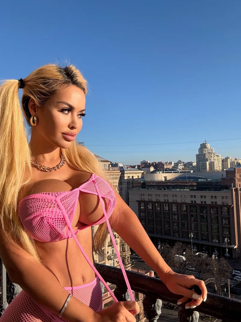 Thumbnail CaseySoda: Embracing Blonde Doll Vibes in the Bimbo Fetish Scene