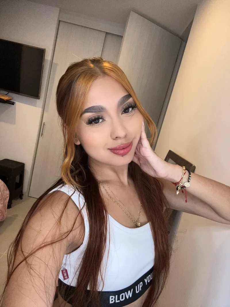 Thumbnail Store Run in Eye-Catching Croptop: CaramelMilkies' Experience