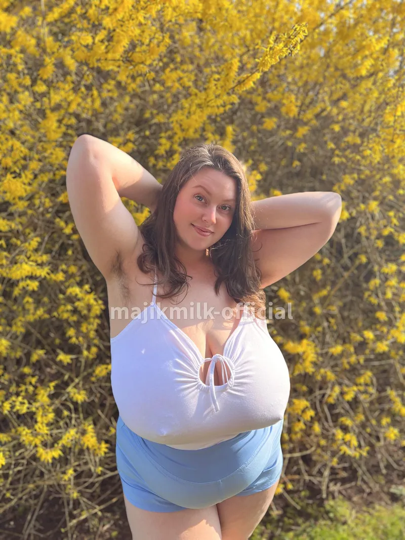 Thumbnail majikmilk-official Basks in Weather with Bushy Pride