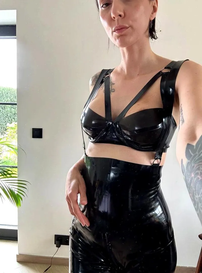 Thumbnail Indulge in 'A Shiny Little Tease' by mi_emilia in ShinyPorn