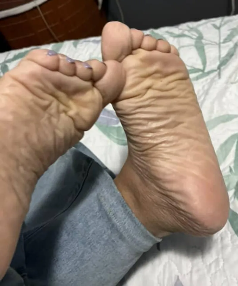 Thumbnail Worship Wrinkles on Soles Sunday with CatalinaBustamante | fetish