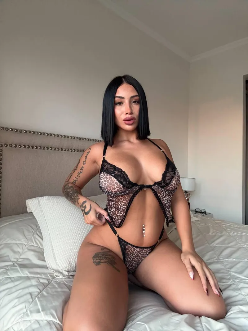 Thumbnail Exude Glamour and Temptation in a Classysexy Photoshoot