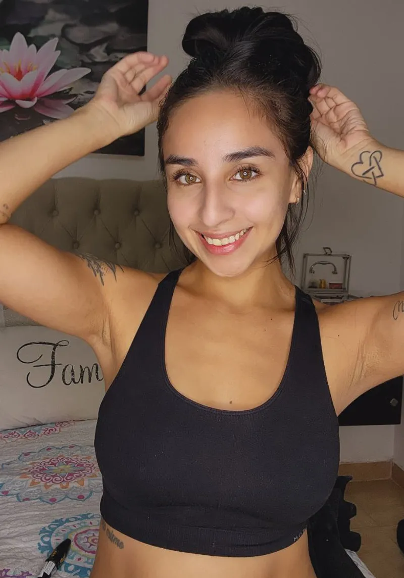 Thumbnail akanelegann Feels Hot in This Sensational Crop Top